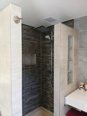 Bathroom - Vrbo Property (Mertzwiller)