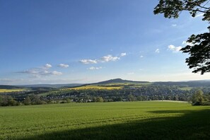 A rural landscape with rolling hills, a clear sky, and a green field in the foreground. - Holiday apartment in Schlettau with Wi-Fi (Schlettau)
