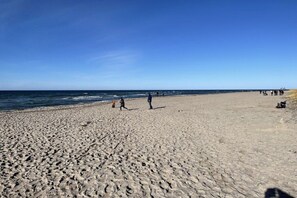 A sandy beach with footprints and a clear sky. - Holiday apartment with 1 bedroom (Timmendorf-Strand, Insel Poel)