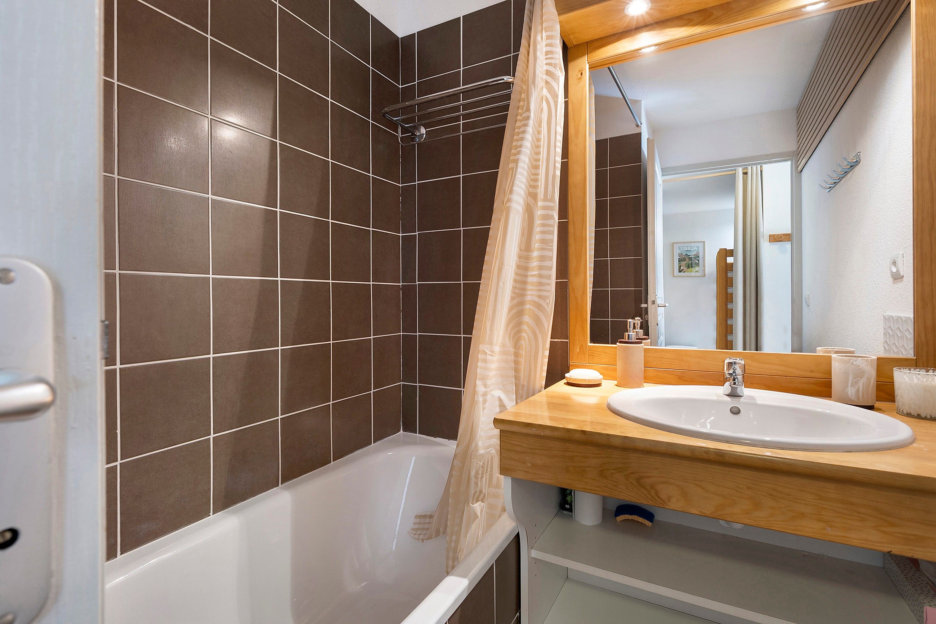 Un baño moderno con bañera, ducha y tocador con lavamanos.
