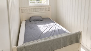 A single bed with a headboard, a window with blinds, and a ceiling light fixture. - Bright & Spacious Guest Suite Near Drammen (Drammen)