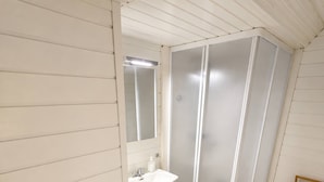 A bathroom with a toilet, sink, and shower. - Bright & Spacious Guest Suite Near Drammen (Drammen)