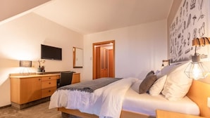 Chambre Double Confort, balcon, vue colline | Coffres-forts dans les chambres, rideaux occultants
