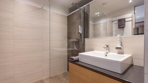 Suite Junior, balcon, vue colline | Salle de bain