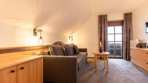 Suite Confort, balcon, vue colline | Coin séjour | Imprimantes