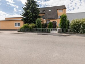 Unclassified image, 2 of 20, button - Apartment 8 “Haus Liliental” with Garden, Wi-Fi, and More (Viernheim)