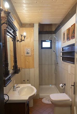 Bathroom - Viale del Re 33: Your Vintage Retreat Steps from the Sea in Catona (RC) (Reggio Calabria)