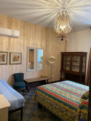 Room - Viale del Re 33: Your Vintage Retreat Steps from the Sea in Catona (RC) (Reggio Calabria)