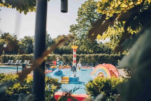 Un parc aquatique avec des toboggans et une piscine.
