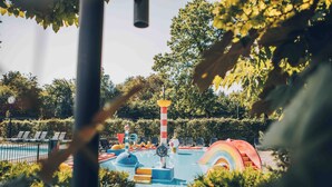 Parque acuático con toboganes y piscina.