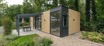 Rosendael Comfort | 4 personen: Stylish holiday home on the Veluwe for 4 guests, with air conditioning, two en-suite bathrooms featuring a whirlpool bath and sunshower, a partly covered terrace and a modern open kitchen. Your luxurious base in the he