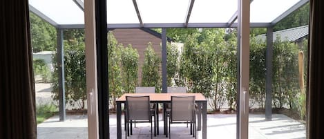 Una habitación moderna con una puerta corrediza de vidrio que da a un patio exterior.