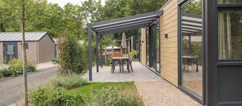 Rosendael: Stylish holiday home for 4 with air conditioning, 2 en-suite bathrooms (one with whirlpool bath, one with shower and sun shower), a private hot tub, a partly covered terrace and a modern kitchen. Enjoy true luxury in the Veluwe.