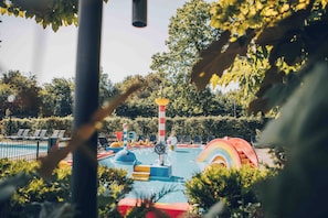 Ein Wasserpark mit Rutschen und einem Schwimmbecken.