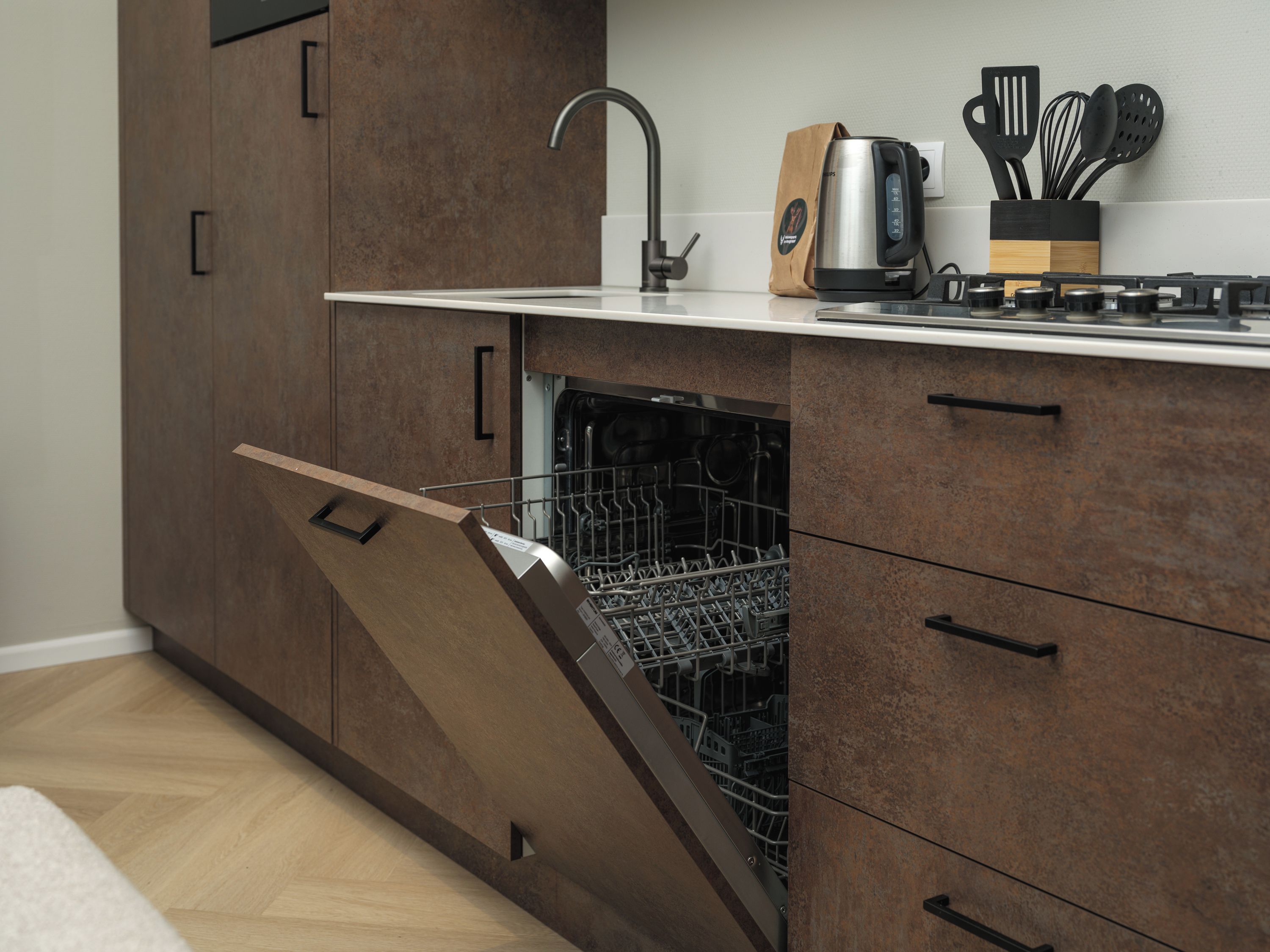 Een moderne keuken met houten kastjes, een ingebouwde vaatwasser en een koffiezetapparaat op het aanrecht.