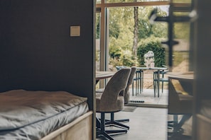 Dining - Wake up among the alpacas and sleep under the stars! From the Alpaca Retreat Lodge, you look out over grazing alpacas and enjoy the peace and nature of the Veluwe. In the open sleeping loft, the skylight creates a special experience: from bed, you lo (Lieren)
