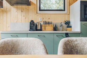 Private kitchen - Wake up among the alpacas and sleep under the stars! From the Alpaca Retreat Lodge, you look out over grazing alpacas and enjoy the peace and nature of the Veluwe. In the open sleeping loft, the skylight creates a special experience: from bed, you lo (Lieren)