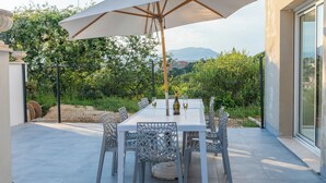 Outdoor dining - Villa Columbia - Piscine, Spa & Vue montagne (Colomars)