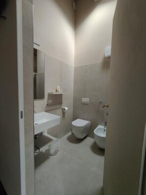 Ein Badezimmer mit Toilette, Bidet und Waschbecken.