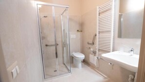Driepersoonskamer | Badkamer | Een douche, gratis toiletartikelen, een haardroger, handdoeken