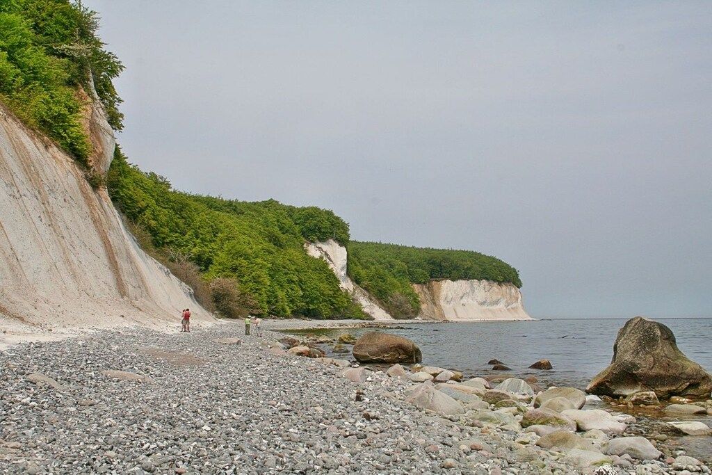 Ein felsiger Strand mit Klippen und ruhiger See.
