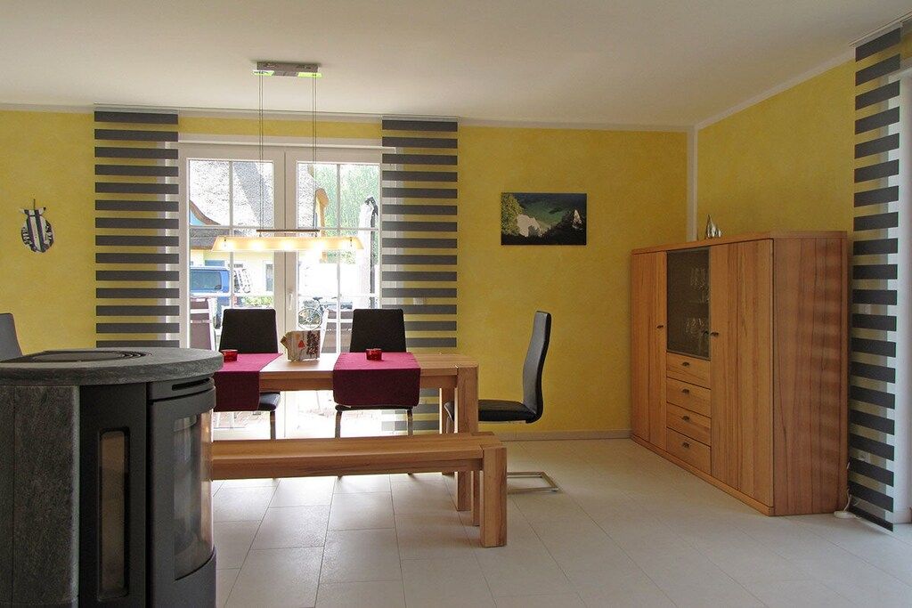 Ein Essbereich mit Tisch, Stühlen und einem Schrank.