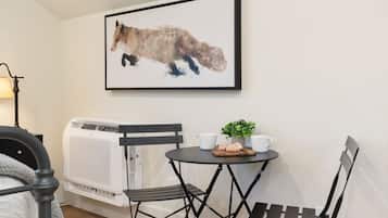 Estúdio, 1 cama Queen, não aceita animais de estimação, vista para o jardim (Riverbend Studio) | Opções para refeição