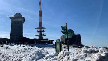 Eine verschneite Landschaft mit einem hohen Turm und einem Gebäude mit einer Kuppel.