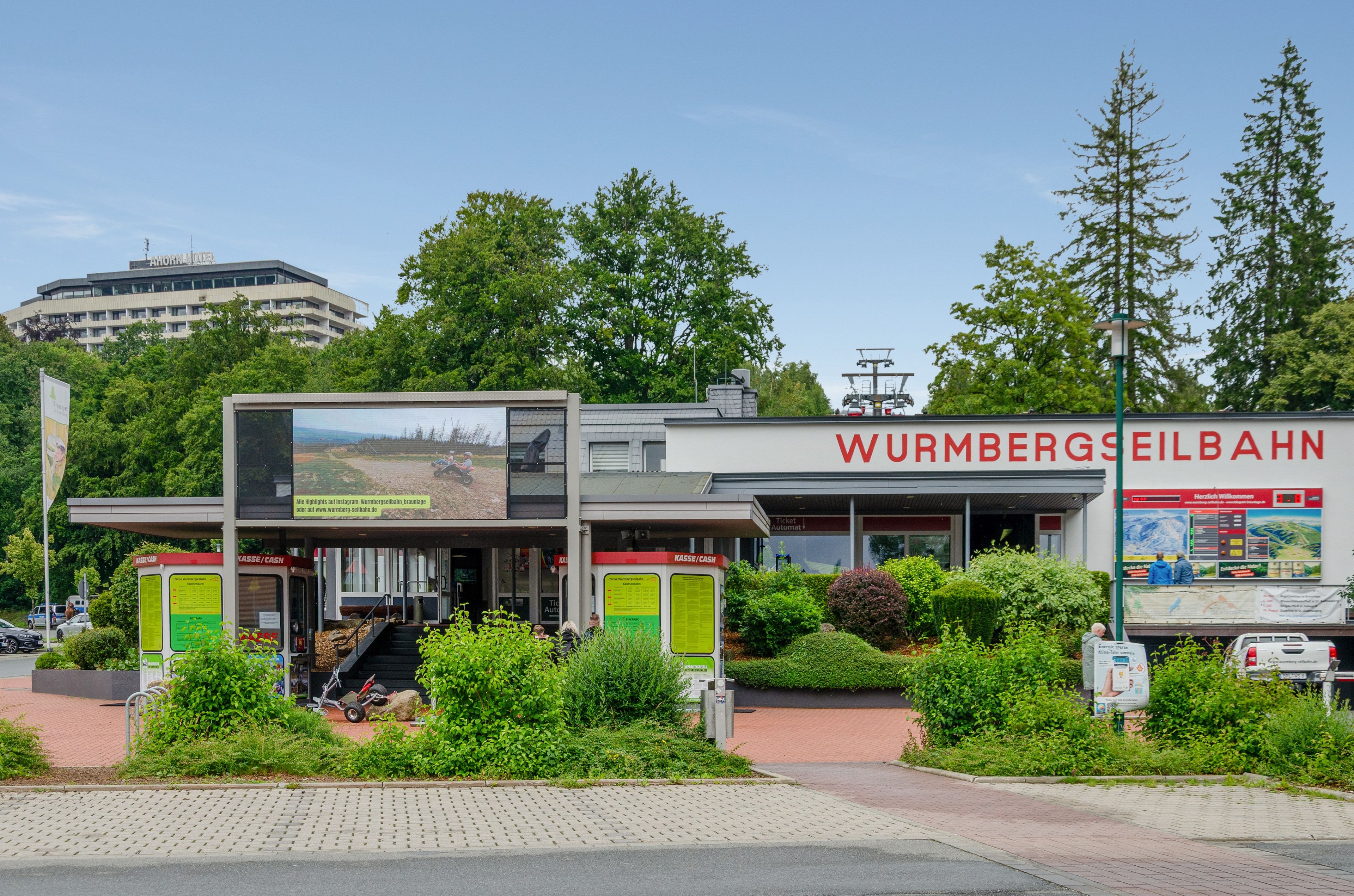 Ein Gebäude mit einem Schild, auf dem 'WURMBERGSEILBAHN' steht.