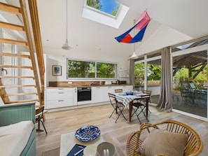 A modern kitchen with a dining area, large windows, and a view of the outdoors. - House for 4, steps from the beach (La Plaine-sur-Mer)
