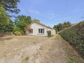 A single-story house with a dirt driveway leading to a white door. - House for 4, steps from the beach (La Plaine-sur-Mer)
