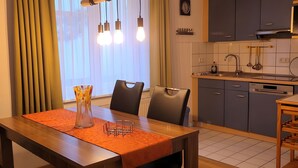 Una cuina moderna amb forn integrat, rentatrelle i rentavaixelles.