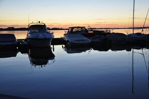 Ein Yachthafen mit vertäuten Booten am Pier bei Sonnenuntergang.