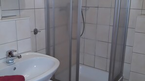 Bathroom - Apartment Koserow, Förster-Schrödter-Straße with Terrace and Wi-Fi (Koserow)