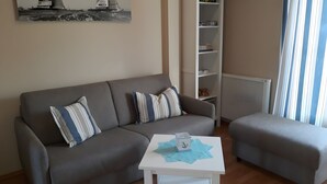 Living area - Apartment Koserow, Förster-Schrödter-Straße with Terrace and Wi-Fi (Koserow)