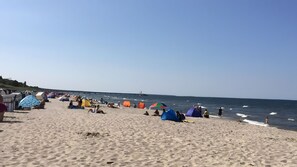 A beach with tents and people. - Apartment 'Zinnowitz, Glienbergweg 11A' with Balcony and Wi-Fi (Zinnowitz)