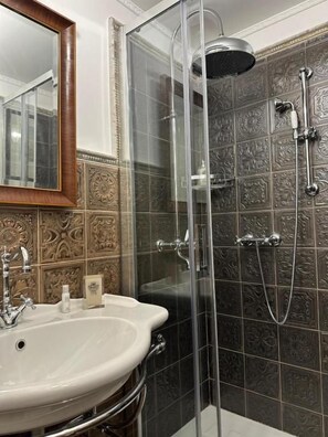 Bathroom - Regal House Anzio Manetti 16 (Anzio)