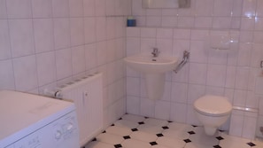 Bathroom - Apartment "Koserow Seebad, Waldstraße 14" with Balcony and Wi-Fi (Koserow)