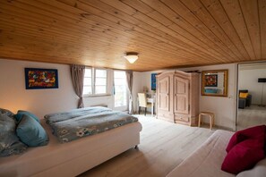 A room with a bed, a desk, and a wardrobe. - Holiday apartment with 2 bedrooms (Ermatingen)