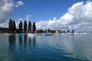 A calm lake with boats and trees in the background. - Holiday apartment with 2 bedrooms (Ermatingen)