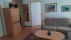 A living room with a sofa, a coffee table, and a cabinet. - Apartment 'Ferienwohnung für 3 Personen (45 m²) in Zinnowitz' (Zinnowitz)