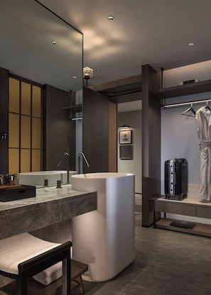 Deluxe Double Room | Bathroom | Free toiletries, towels, soap, shampoo