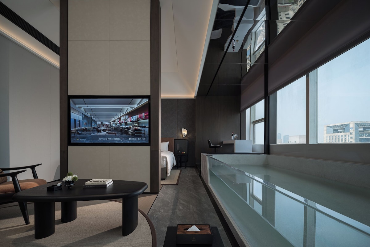 Executive Suite | Laptop workspace, WiFi (free)