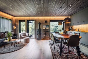 Een modern interieur met een eethoek, keuken en zithoek.