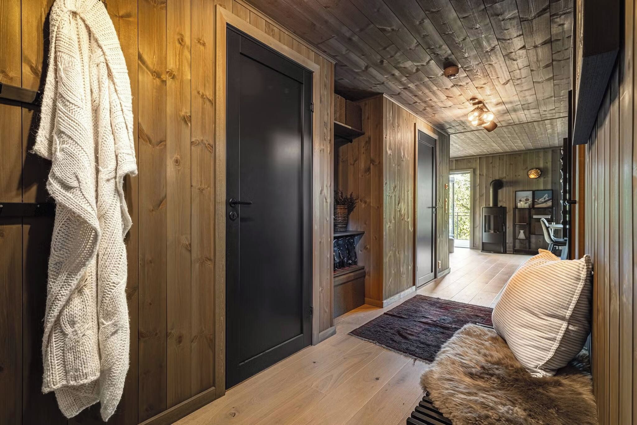 Apartment, 3 Bedrooms, Balcony, Mountain View | Interior