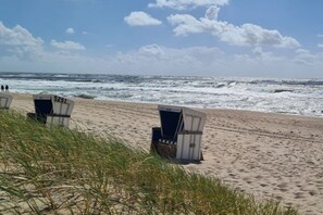A beach with two beach chairs labeled '5251' and '5252' on the sand. - Holiday apartment in Sylt with 2 bedrooms (Westerland\/Sylt)