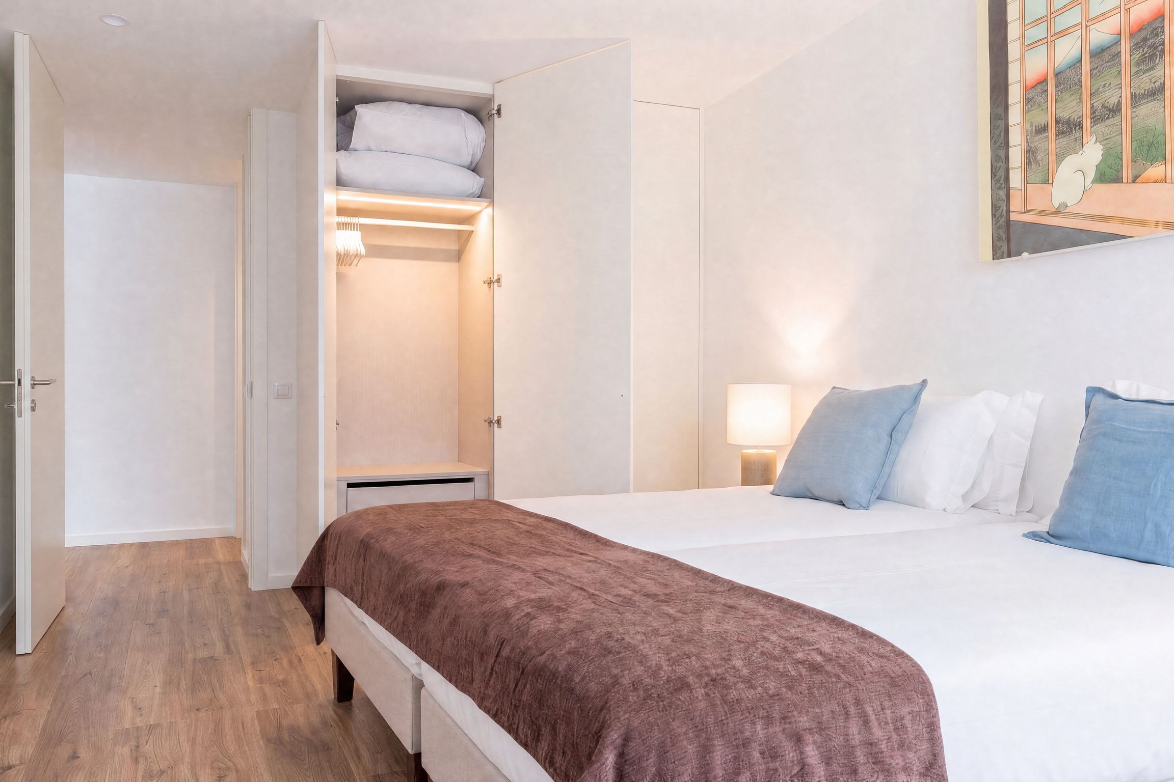 Una camera da letto con un letto, un armadio e una finestra vista.