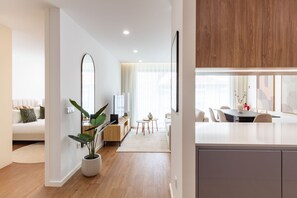 Una sala moderna con un sofá, una mesa de centro y una planta en maceta.