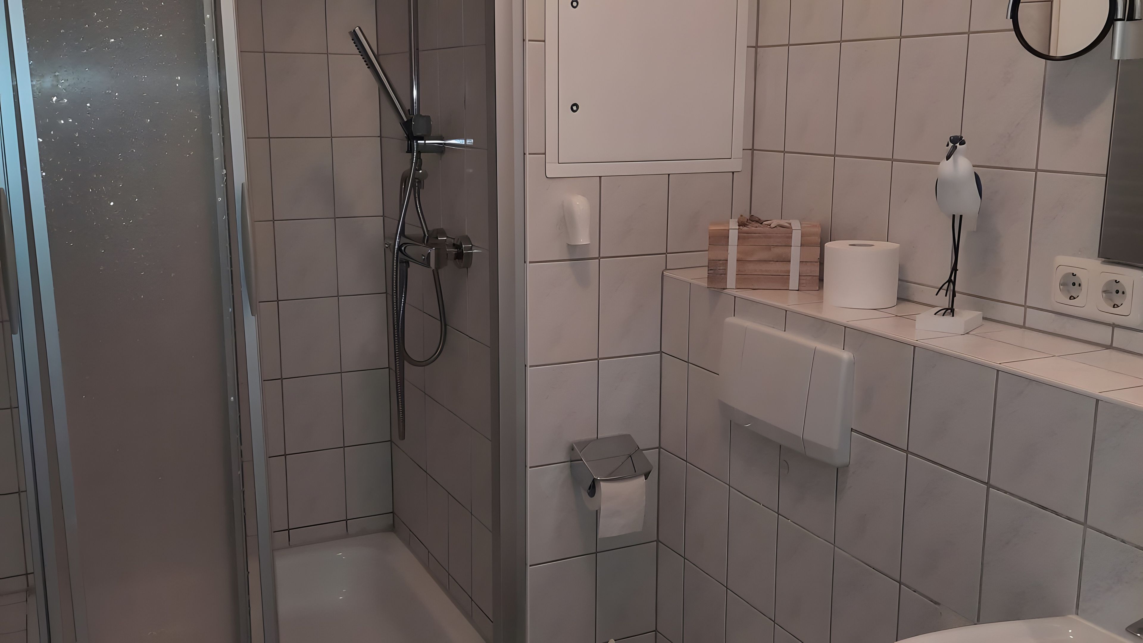 Kylpyhuone, jossa on suihku, wc ja pesuallas.
