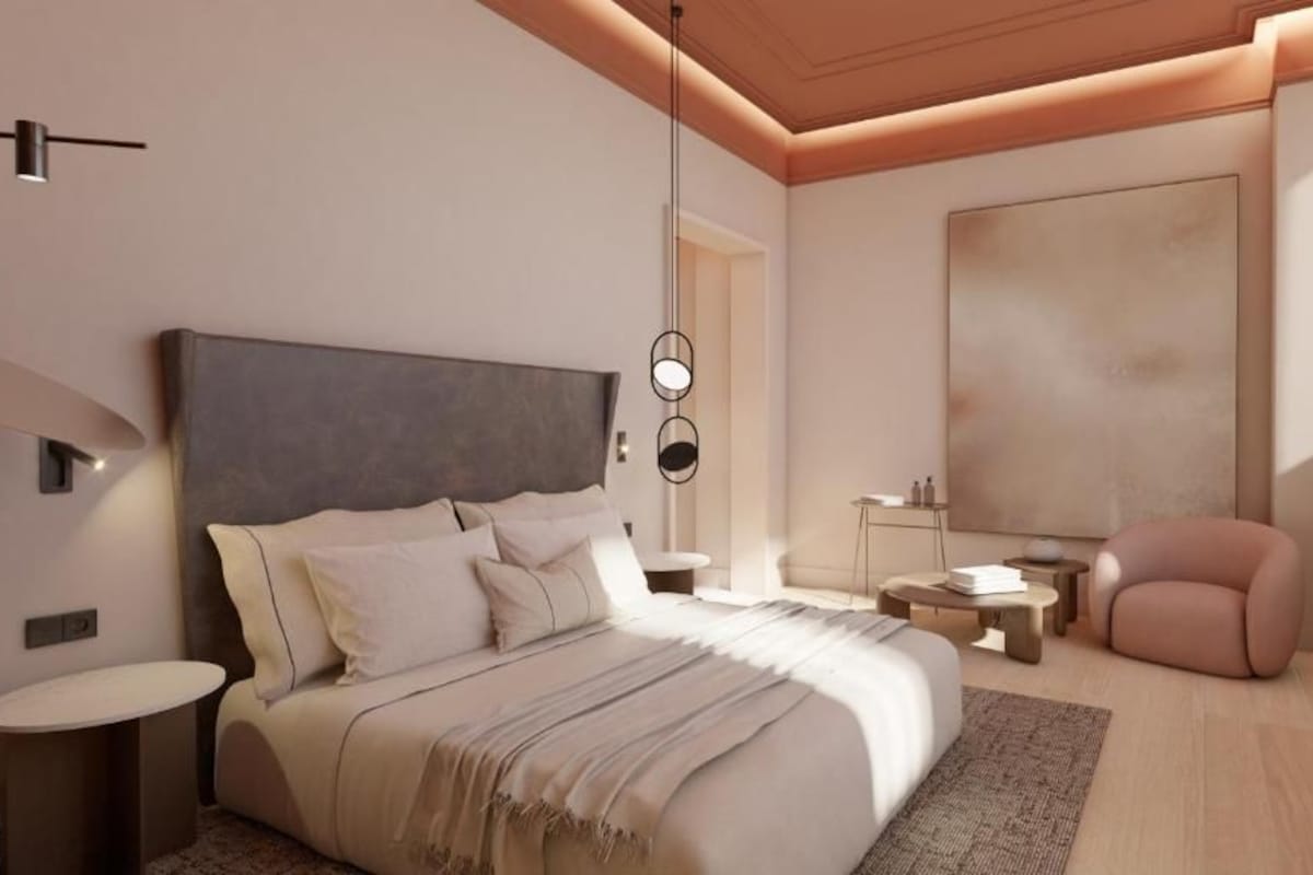 Ein modernes Schlafzimmer mit einem großen Bett, Nachttischen, einem Sessel und einem großen Kunstwerk an der Wand.
